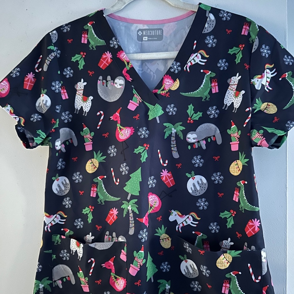 Med Couture holiday scrub top, size Medium